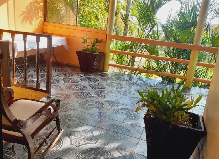 هتل Little Queen Lobster