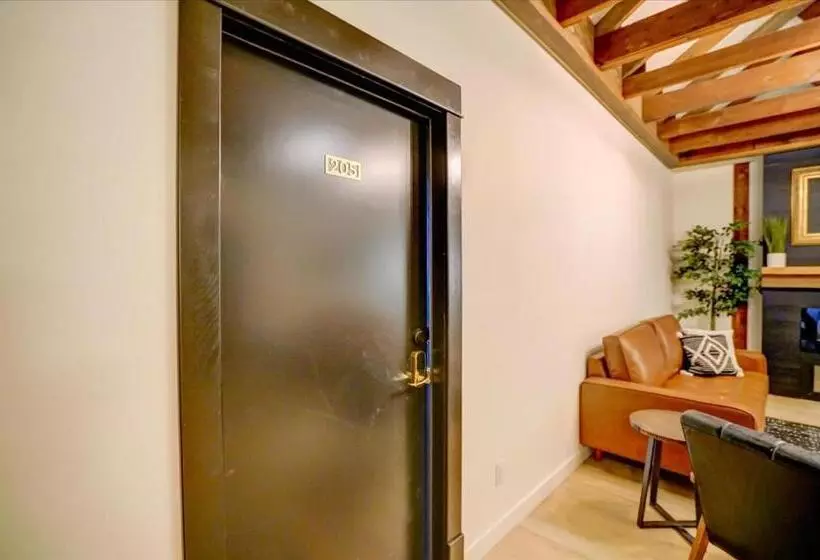 ユースホステル 205   Queen Suite