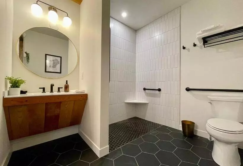 ユースホステル 205   Queen Suite