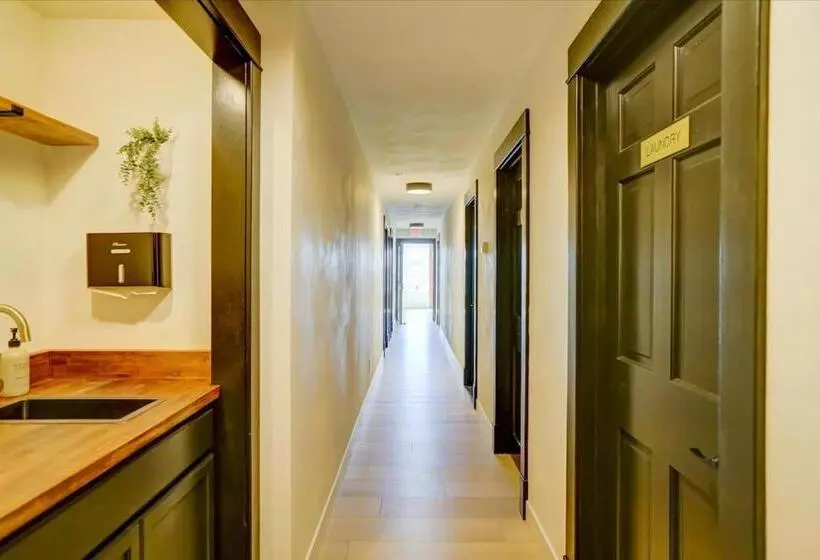 ユースホステル 205   Queen Suite