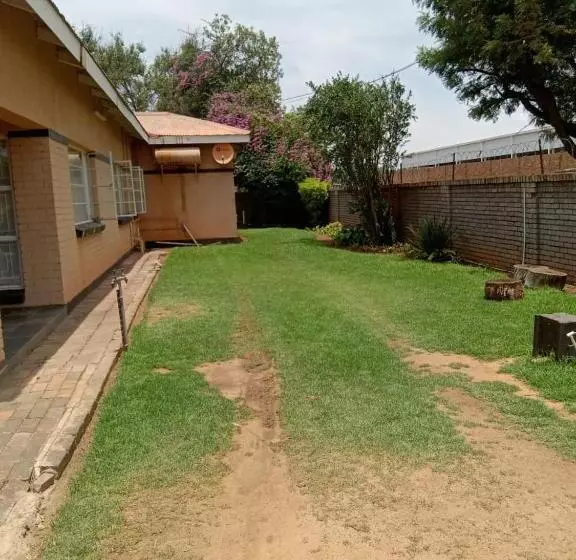ベッドアンドブレックファースト Rz. Guesthouse Mafikeng