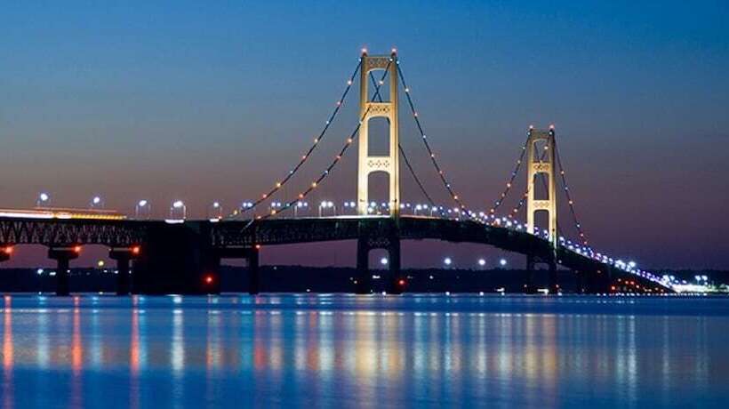 هتل Grand Mackinaw Beachfront And Waterpark