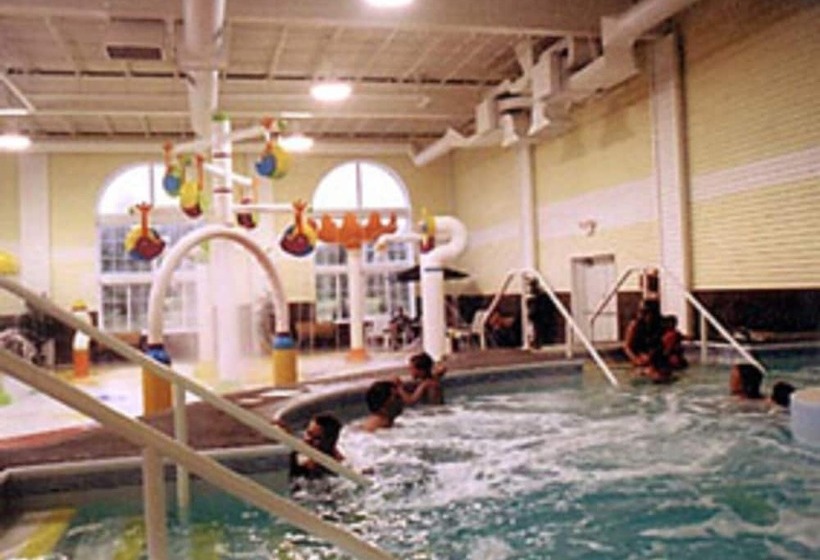 هتل Grand Mackinaw Beachfront And Waterpark