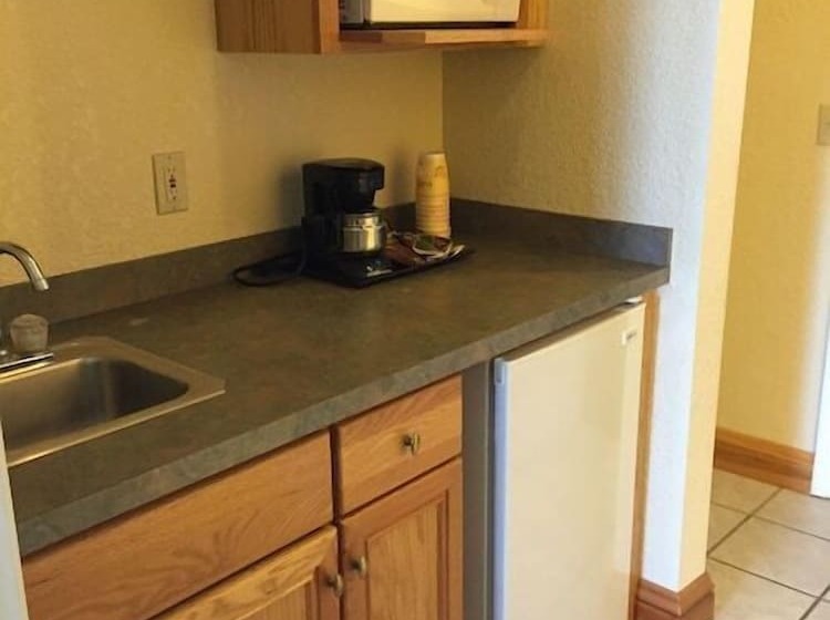 هتل Grand Mackinaw Beachfront And Waterpark