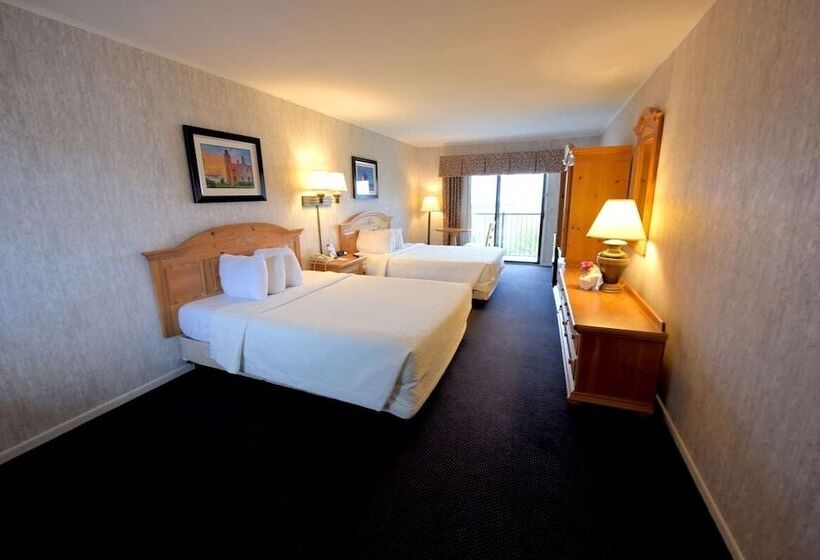 هتل Grand Mackinaw Beachfront And Waterpark