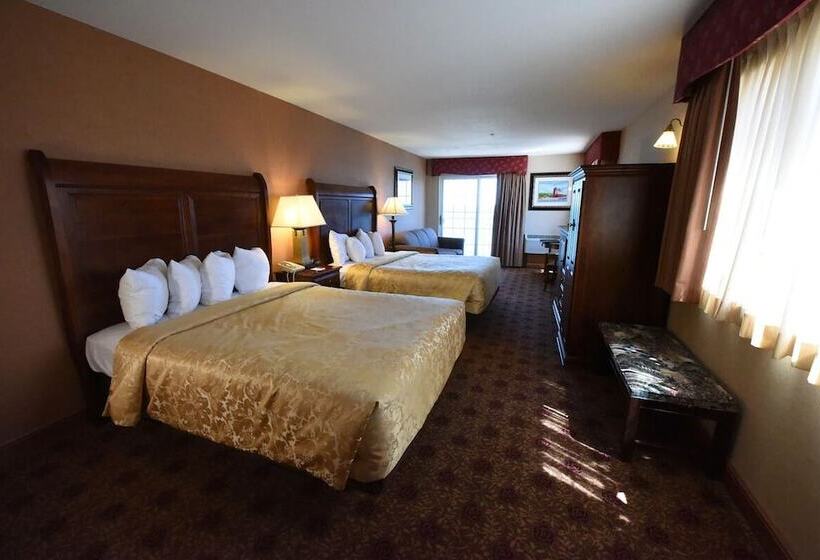 هتل Grand Mackinaw Beachfront And Waterpark