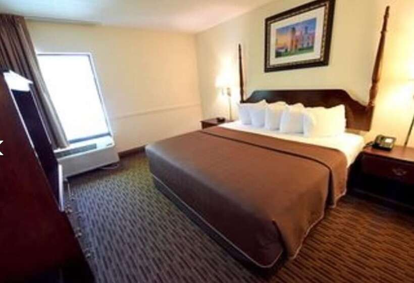 هتل Grand Mackinaw Beachfront And Waterpark