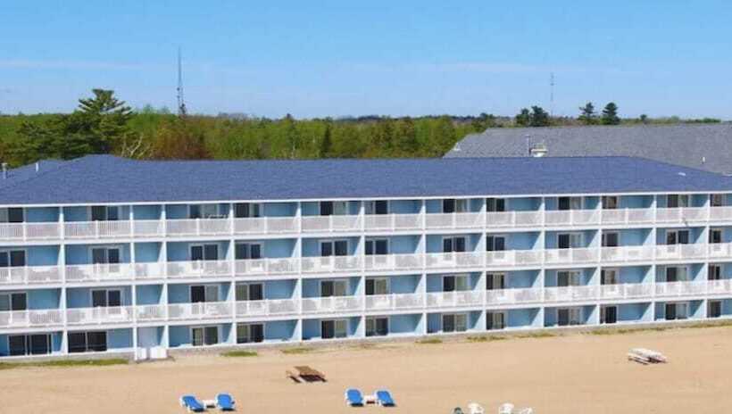 هتل Grand Mackinaw Beachfront And Waterpark