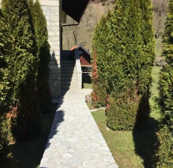 تختخواب و صبحانه Guest House Vuthaj