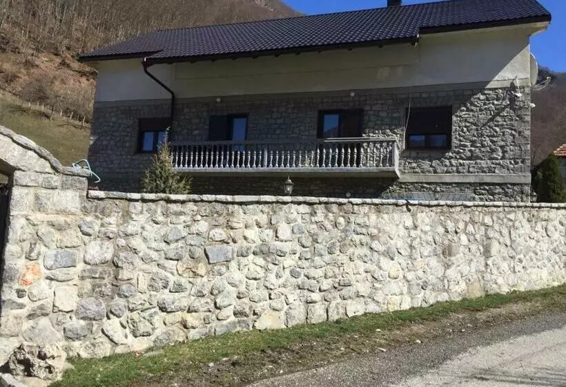 تختخواب و صبحانه Guest House Vuthaj