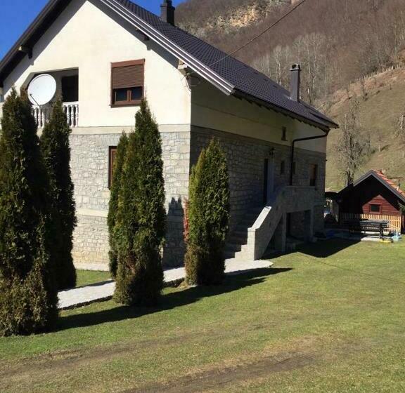 تختخواب و صبحانه Guest House Vuthaj