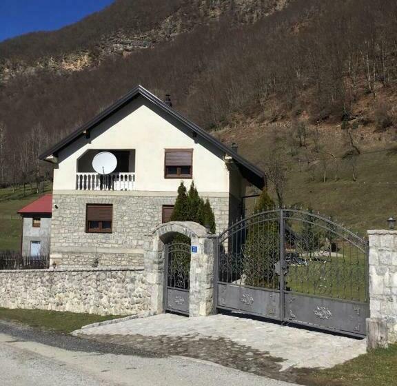 تختخواب و صبحانه Guest House Vuthaj