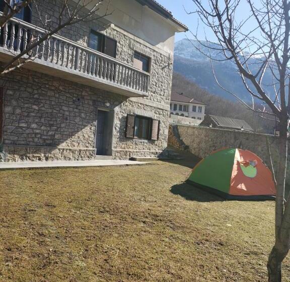 تختخواب و صبحانه Guest House Vuthaj