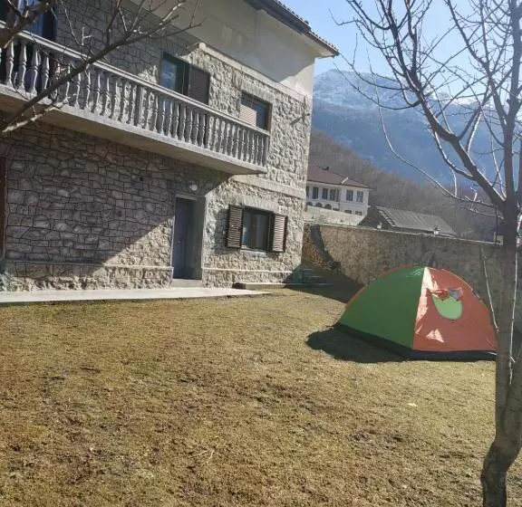 تختخواب و صبحانه Guest House Vuthaj
