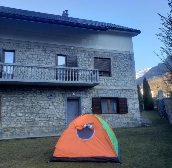 تختخواب و صبحانه Guest House Vuthaj