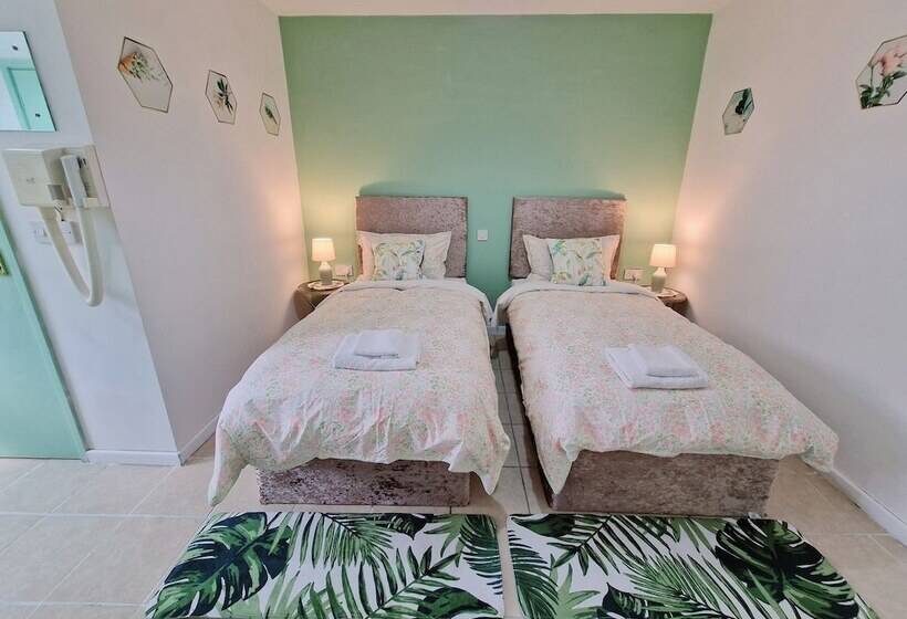 旅馆 The Evergreen Inn