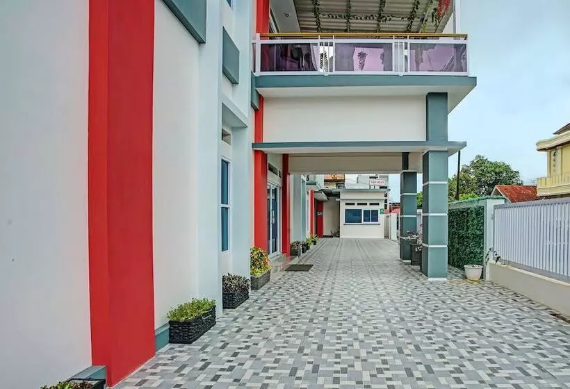 ホテル Capital O 92417 Sawahan Residence Syariah