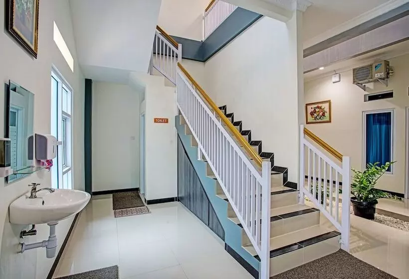 ホテル Capital O 92417 Sawahan Residence Syariah