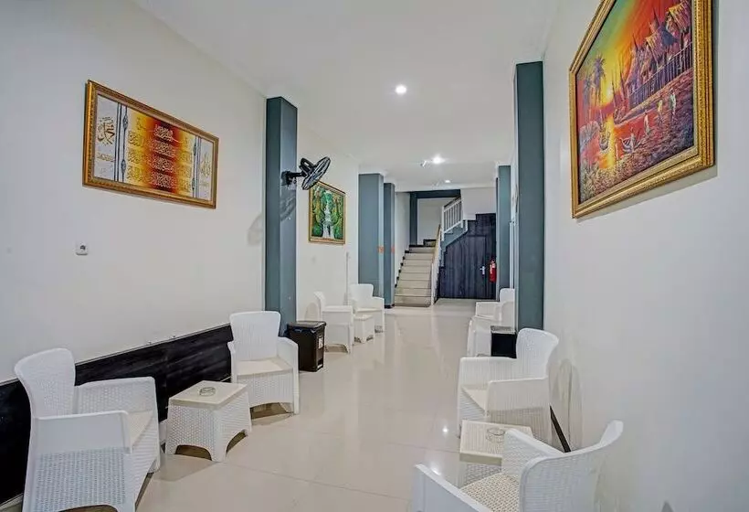ホテル Capital O 92417 Sawahan Residence Syariah