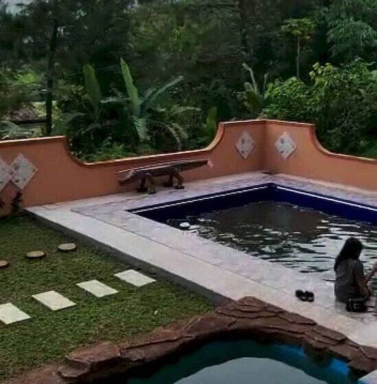 בית מלון כפרי Express O 92345 Villa Bidadari