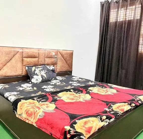 Spot On 81041 Hotel Royal Palace