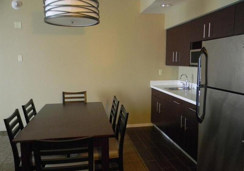 Отель Comfort Suites Youngstown North