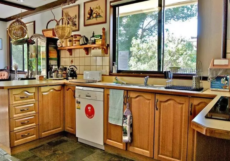 Отель Wombats Bed & Breakfast