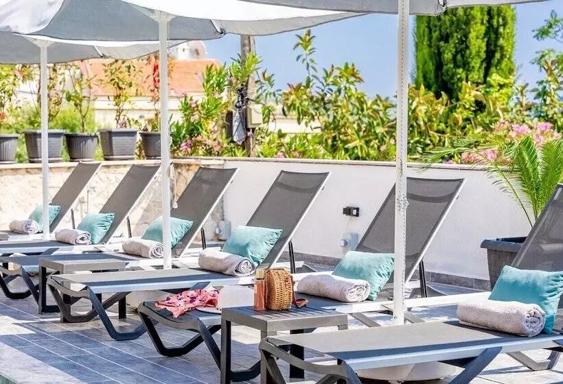 هتل Lupia Suites