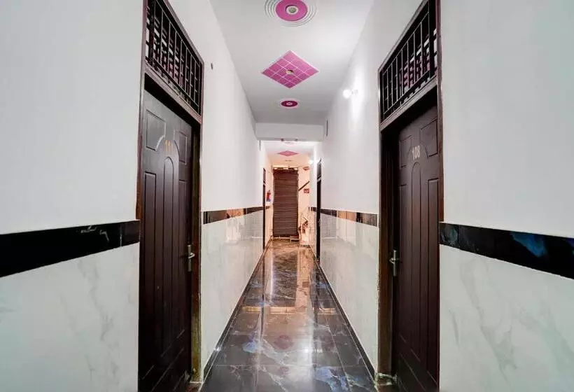 Collection O Hotel Golden Moon