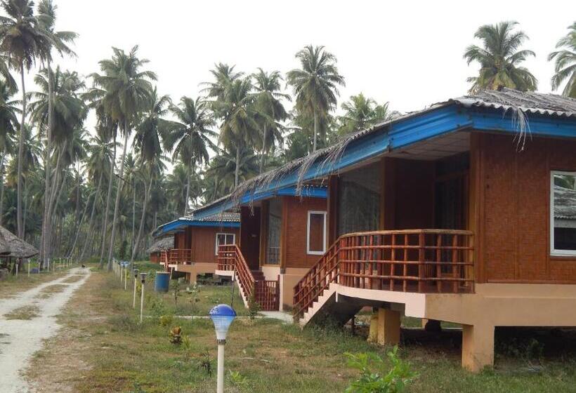 בית מלון כפרי The Andaman Sunset View Resort