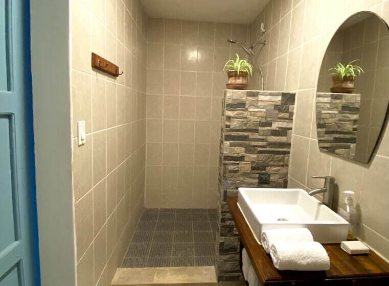 تختخواب و صبحانه Jakes On The Beach