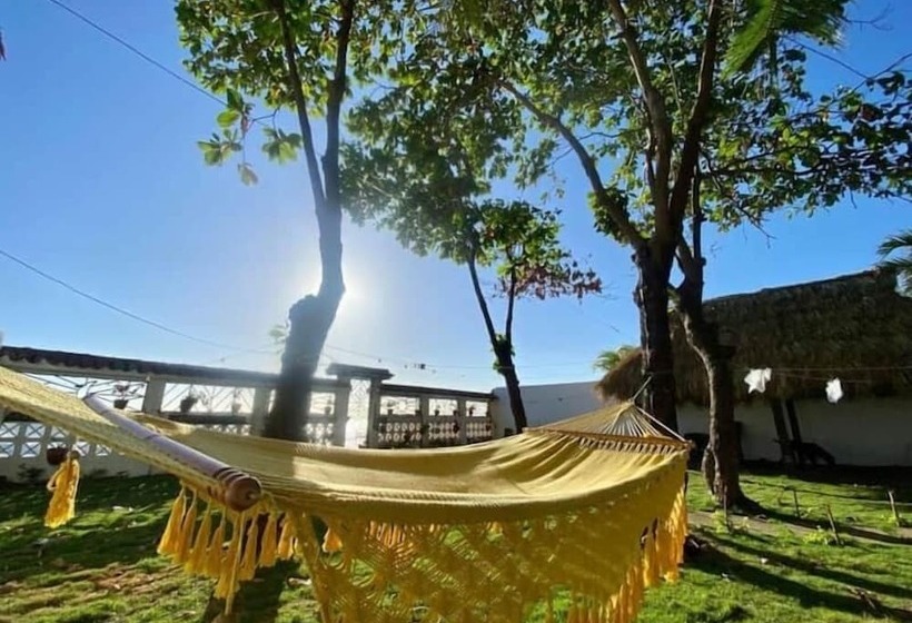 تختخواب و صبحانه Jakes On The Beach