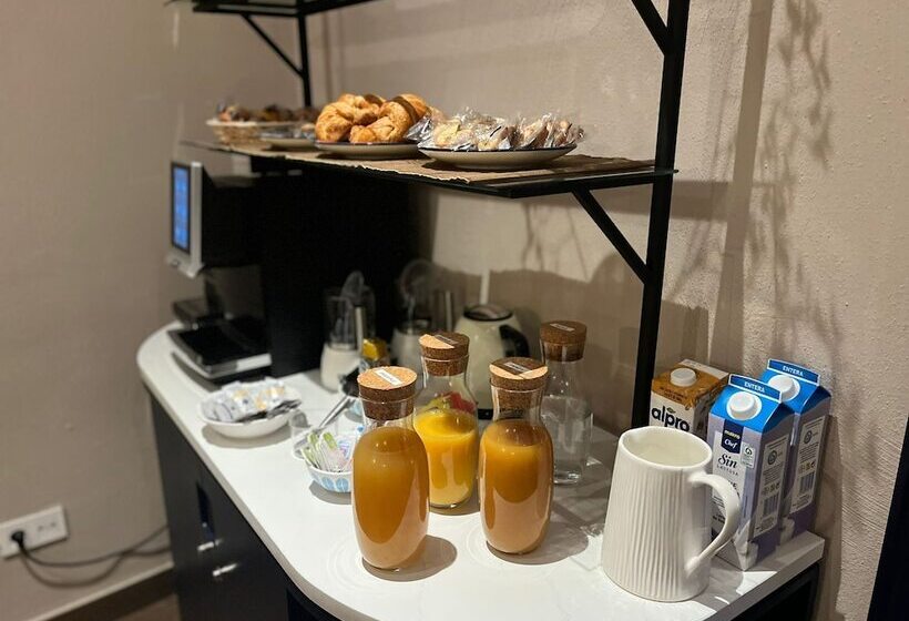 The Honest Hotel & Apartments