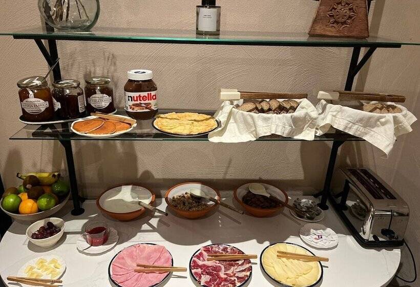 The Honest Hotel & Apartments