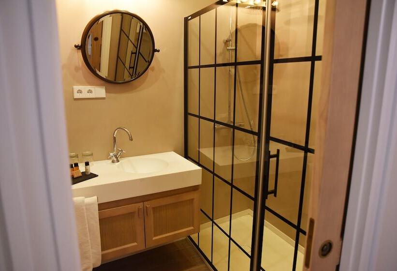 The Honest Hotel & Apartments