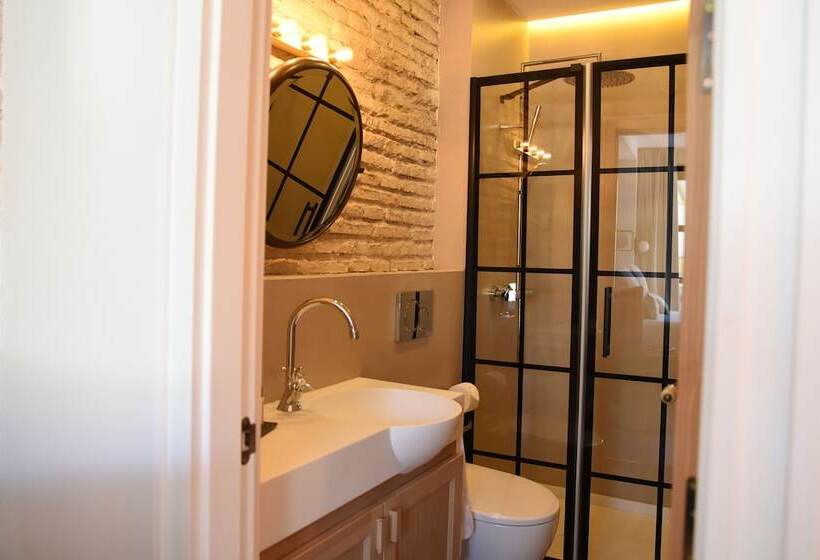 The Honest Hotel & Apartments