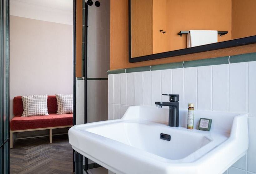 The Honest Hotel & Apartments