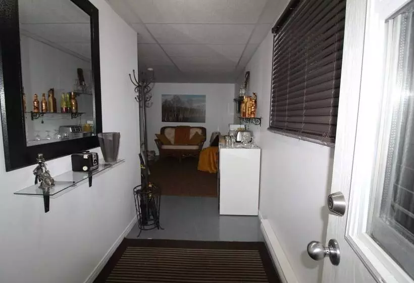 Majatalo Room In Lodge   Luther King Grande Chambre Décor Moderne Et Relaxe