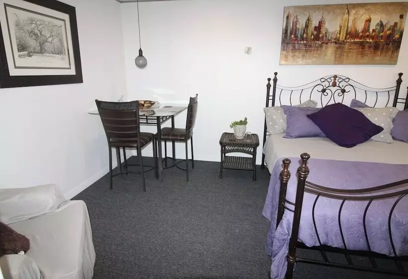 Majatalo Room In Lodge   Luther King Grande Chambre Décor Moderne Et Relaxe