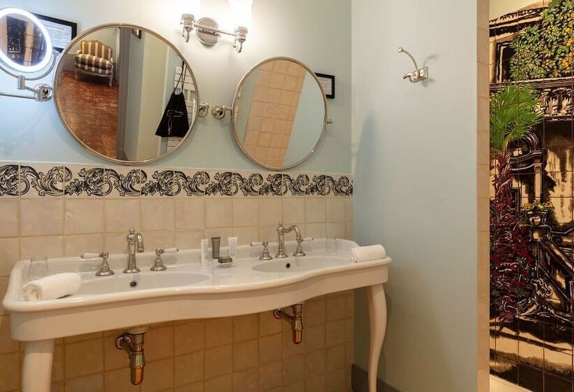 Отель Château De Collias