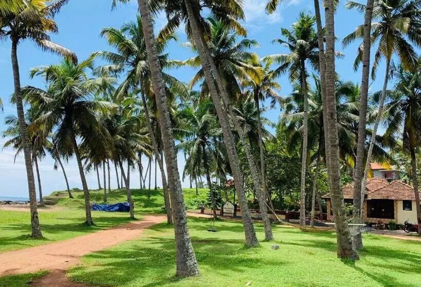 هتل Maadathil Cottages & Beach Resort