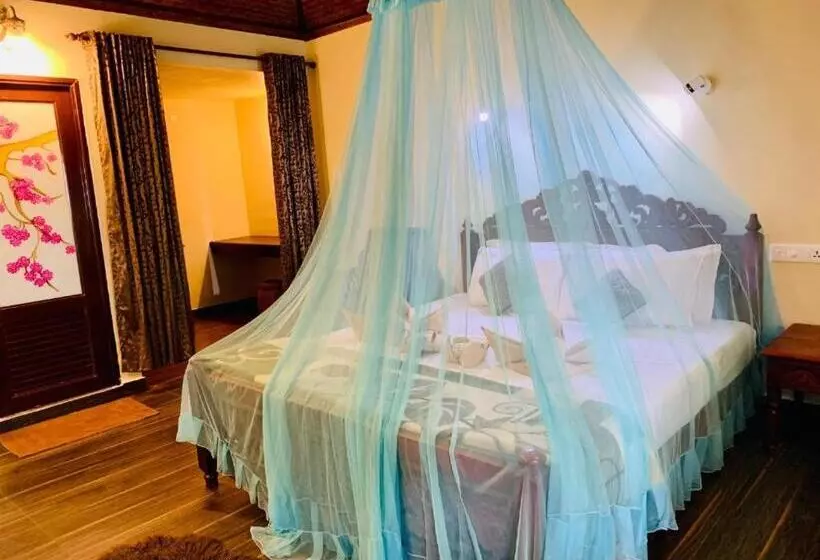 هتل Maadathil Cottages & Beach Resort