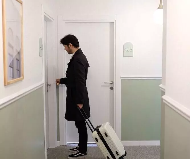 ホテル Meshk Airport