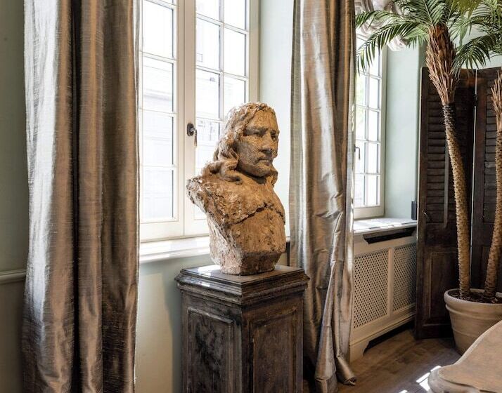 تختخواب و صبحانه The Notary