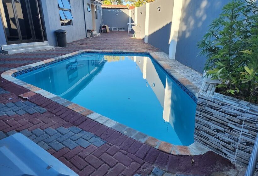 ペンション Francos Guest Lodge Accommodation