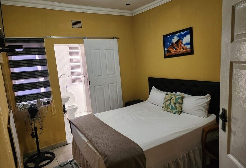 ペンション Francos Guest Lodge Accommodation