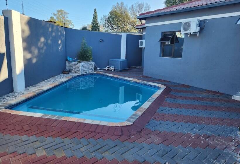 ペンション Francos Guest Lodge Accommodation