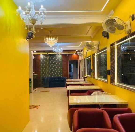 בית מלון כפרי Oyo Flagship 70361 K R Residency