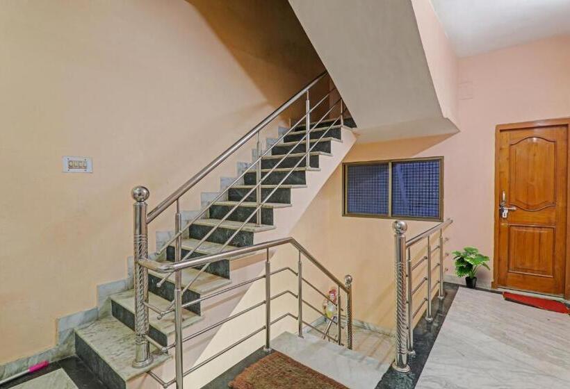 בית מלון כפרי Oyo Flagship 70361 K R Residency