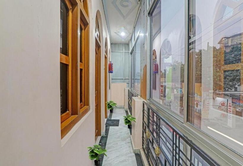 בית מלון כפרי Oyo Flagship 70361 K R Residency